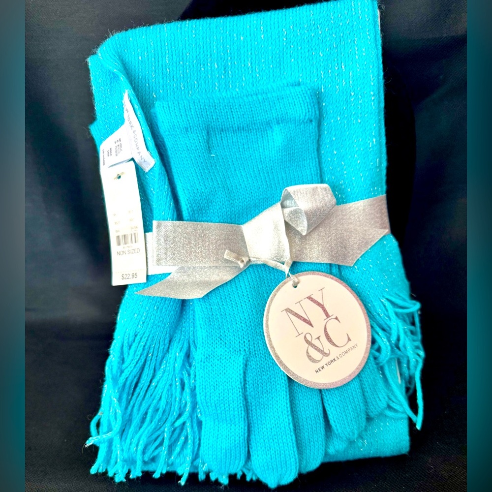 NWT SCARF & GLOVE SET